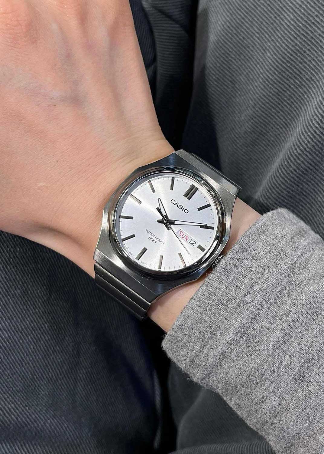 Timezone Oman – Luxury Watches, Swiss Timepieces & Smartwatches CASIO MTP-E735B-7AV SILVER - Image 2