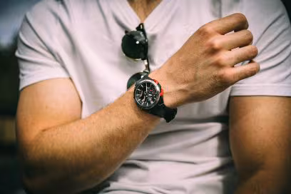 Timezone Oman – Luxury Watches, Swiss Timepieces & Smartwatches CASIO EDIFICE ECB2200P-1A - Image 4
